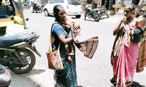 திண்டுக்கல்லில் குழந்தைகளை வைத்து பிச்சை எடுக்கும் கும்பல்