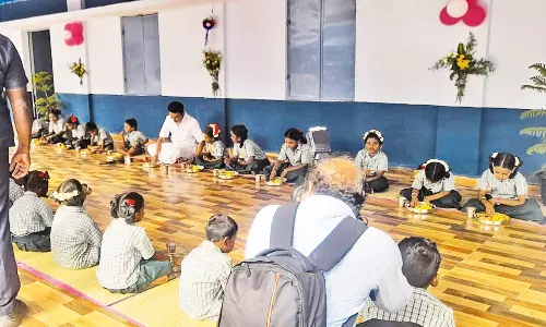 என் பெயர் தெரியுமா?: காலை உணவு சாப்பிட்ட மாணவ-மாணவியிடம் முதலமைச்சர் சுவாரசிய பேச்சு