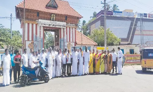 விஜயகாந்த் பிறந்த நாளையொட்டி  தே.மு.தி.க. சார்பில் நாகராஜா கோவிலில் சிறப்பு வழிபாடு மாவட்ட செயலாளர் இந்தியன் சுரேஷ் தலைமையில் நடந்தது