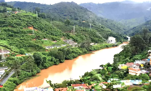 சேறும், சகதியுமாக காணப்படும் குந்தா அணை