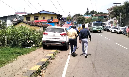 கோத்தகிரியில் நடைபாதையில் நிறுத்தப்படும் வாகனங்கள்