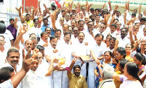 சேலத்தில் அ.தி.மு.க.வினர் பட்டாசு வெடித்து இனிப்பு வழங்கி கொண்டாட்டம்