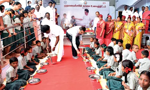 சேலம் மாவட்டத்தில் 1 லட்சத்து 1318 மாணவர்கள் பயன்பெறுகின்றனர்