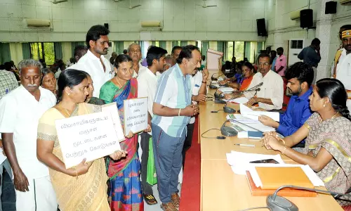பாதிக்கப்பட்ட விவசாயிகள் கோரிக்கை அட்டைகளுடன்  கலெக்டரிடம் மனு