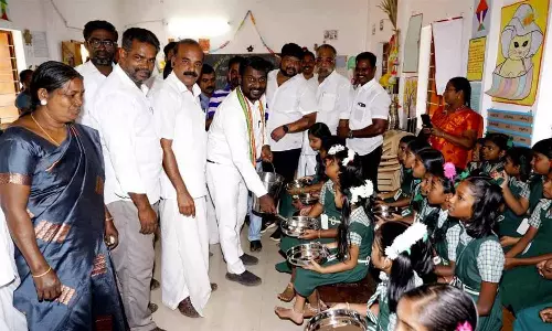 மார்த்தாண்டம்- களியக்காவிளையில் காலை உணவுத் திட்டத்தை தொடங்கி வைத்தார் விஜய் வசந்த்