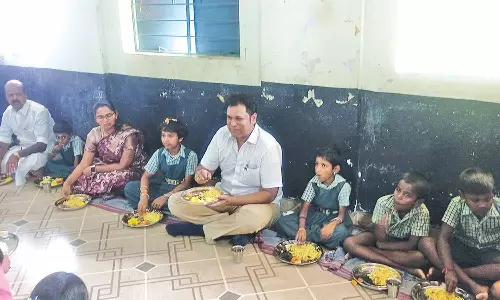 அரசு பள்ளியில் மாணவர்களுடன் அமர்ந்து உணவருந்திய அமைச்சர் ராஜா