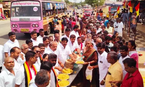 விஜயகாந்தின் 71-வது பிறந்தநாள்: திருப்பூரில் தே.மு.தி.க.வினர் நலத்திட்ட உதவிகள்- அன்னதானம் வழங்கி கொண்டாட்டம்