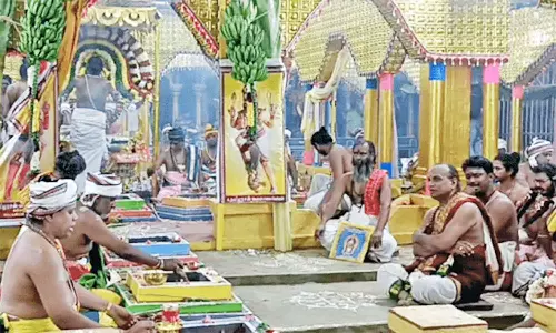 பூக்காரதெரு சுப்பிரமணியசாமி கோவில் குடமுழுக்கை தமிழ் மந்திரங்கள் ஓதி நடத்த வேண்டும்