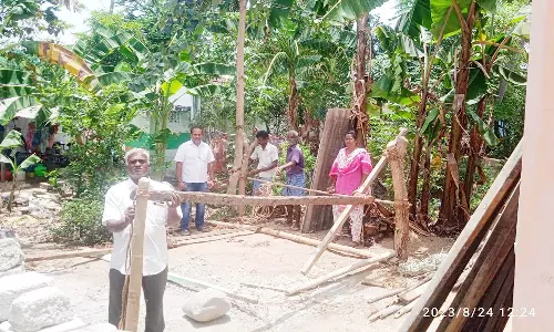 சிமெண்டு சீட் கொட்டகை அமைத்து ஆக்கிரமிப்பு