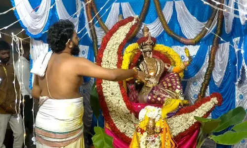 வரலட்சுமி விரதத்தையொட்டி தருமபுரி கோட்டை பரவாசுதேவ பெருமாள் கோவிலில் சிறப்பு பூைஜ திரளான பெண் பக்தர்கள் பங்கேற்பு