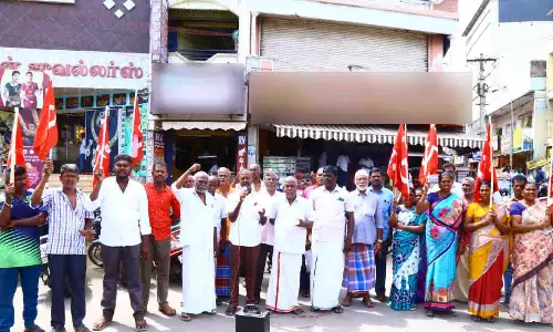 திருப்பூரில் சாலையோர வியாபாரிகள் ஆர்ப்பாட்டம்