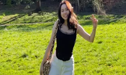 உடல் முழுக்க கத்திக்குத்து காயங்கள்.. தாயை காப்பாற்றி உயிரைவிட்ட மகள்- அமெரிக்காவில் பயங்கரம்!