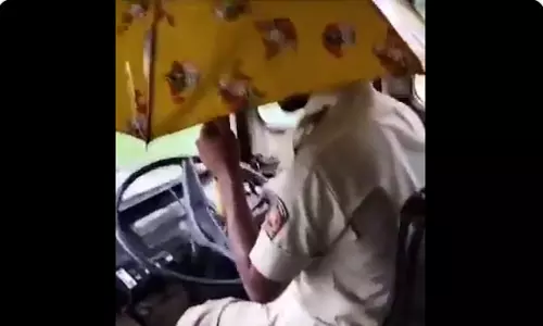 மகாராஷ்டிராவில் அவலம் - மழை தண்ணீர் ஒழுகியதால் குடை பிடித்தபடி அரசு பஸ்சை ஓட்டும் டிரைவர்