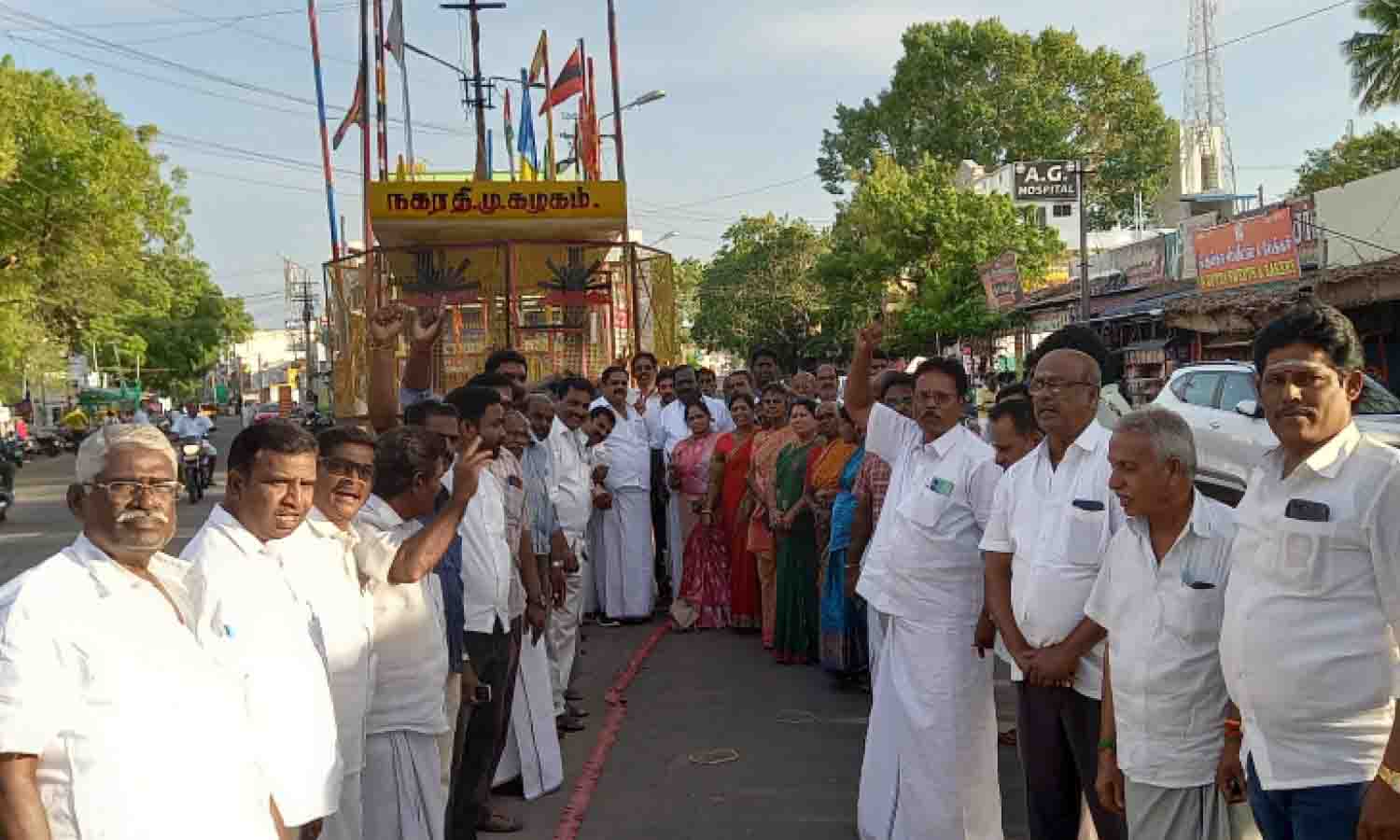 தாராபுரத்தில் அ.தி.மு.க.வினர் பட்டாசு வெடித்து கொண்டாட்டம்