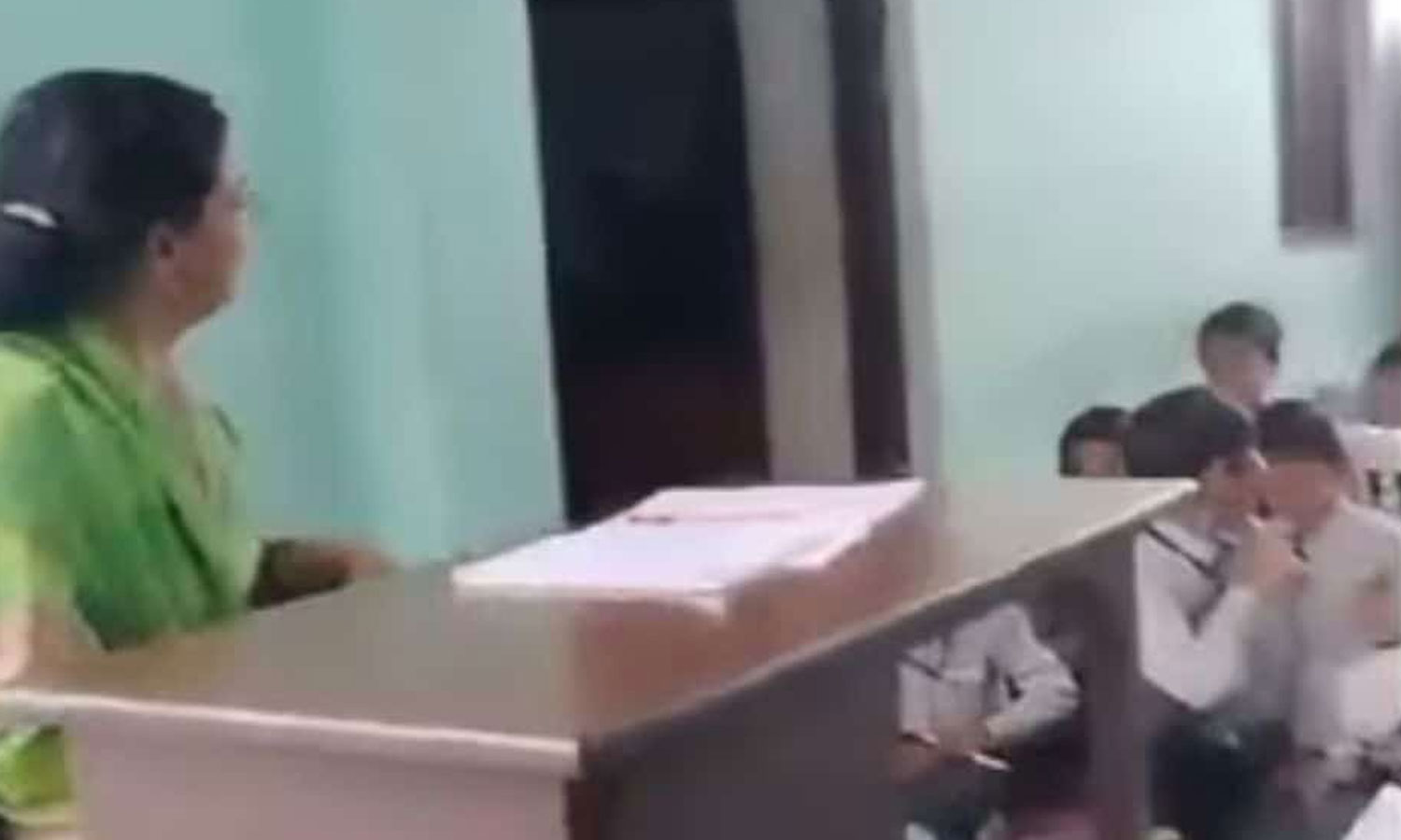 உ.பி.யில் இஸ்லாமிய மாணவரை தாக்குமாறு கூறிய ஆசிரியை? வீடியோ வைரல்- ராகுல் உள்பட தலைவர்கள் கண்டனம்