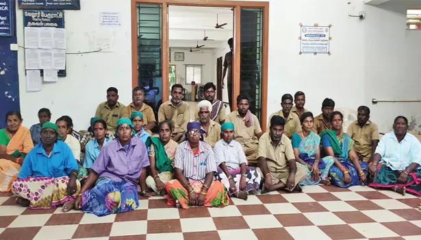 வேலூர் பேரூராட்சி முன்பு தூய்மை பணியாளர்கள் போராட்டம் வேலூர் பேரூராட்சி முன்பு தூய்மை பணியாளர்கள் போராட்டம்