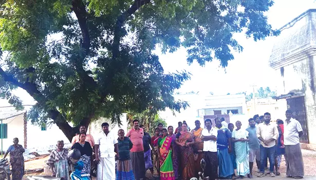 பொன்னேரிபட்டி கிராமத்தில் கான்கிரீட் சாலை அமைப்பதை கண்டித்து போராட்டம் பொன்னேரிபட்டி கிராமத்தில் கான்கிரீட் சாலை அமைப்பதை கண்டித்து போராட்டம்