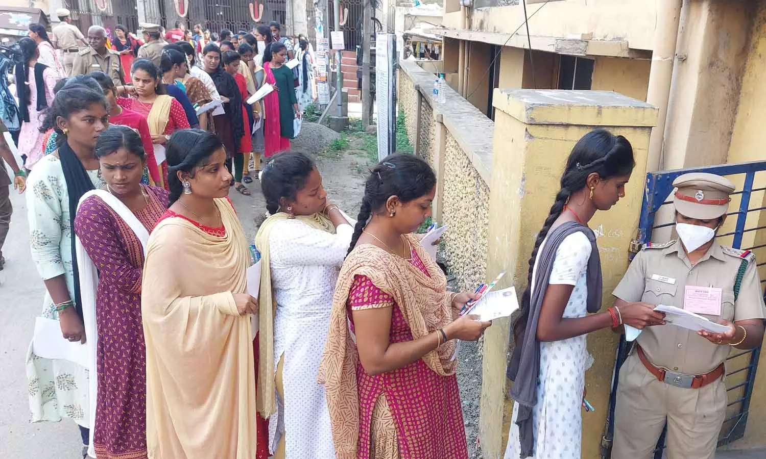 திருவள்ளூர் மாவட்டத்தில் சப் இன்ஸ்பெக்டர் தேர்வு- 2,933 பேர் எழுதினர் திருவள்ளூர் மாவட்டத்தில் சப் இன்ஸ்பெக்டர் தேர்வு- 2,933 பேர் எழுதினர்