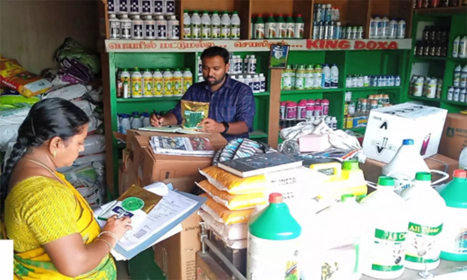 விதை விற்பனை நிலையங்களில் அதிகாரிகள் திடீர் ஆய்வு விதை விற்பனை நிலையங்களில் அதிகாரிகள் திடீர் ஆய்வு