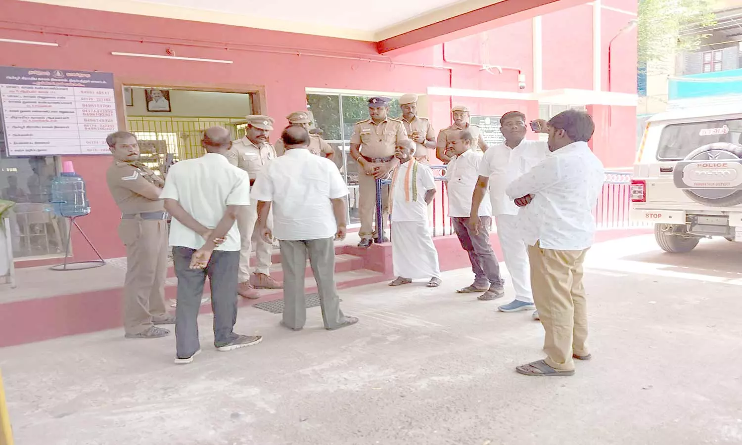 போலீஸ் நிலையத்தை காங்கிரஸ் கட்சியினர் முற்றுகை