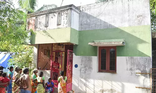 கடலூர் அருகே தனியார் ஆஸ்பத்திரி ஊழியர் வீட்டில் நாட்டு வெடிகுண்டு வீச்சு