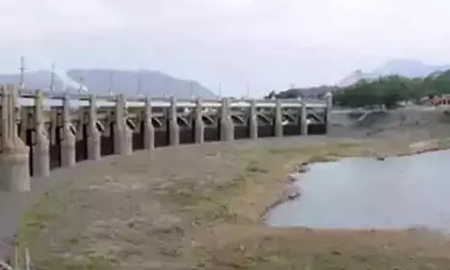 மேட்டூர் அணை நீர்மட்டம் குறைந்ததால் மணல் திட்டுகள், பாறைகள் வெளியே தெரிகிறது