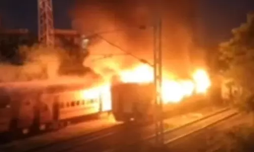 மதுரை ரெயில் பெட்டி தீ விபத்தில் உயிரிழந்தவர்களின் குடும்பத்தினருக்கு தலா ரூ.10  லட்சம் நிவாரணம்