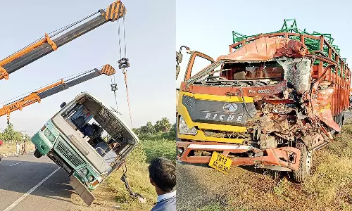 அருப்புக்கோட்டையில் அரசு பஸ் மீது சரக்கு வாகனம் மோதி விபத்து: கிளீனர் உள்பட 2 பேர் பலி