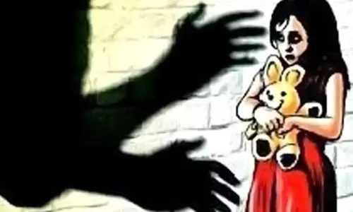 ஆந்திராவில் தாயுடன் சந்தைக்கு சென்ற மாற்றுத்திறனாளி சிறுமி கடத்தி பலாத்காரம்- வாலிபருக்கு வலைவீச்சு