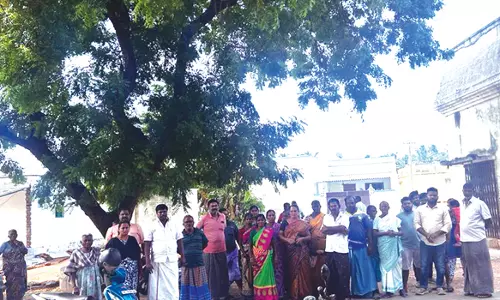 பொன்னேரிபட்டி கிராமத்தில் கான்கிரீட் சாலை அமைப்பதை கண்டித்து போராட்டம்