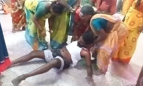 உத்திரமேரூர் அருகே கூட்டத்தில் பட்டாசுகள் வெடித்ததால் பக்தர்கள் அலறியடித்து ஓட்டம்