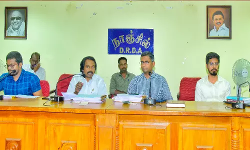 வளர்ச்சி பணிகளை செயல்படுத்த அனைத்து துறை அதிகாரிகளும் ஒருங்கிணைந்து பணியாற்ற வேண்டும்