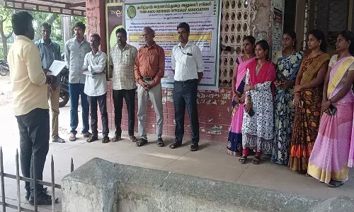 தமிழ்நாடு வருவாய்த்துறை அலுவலர் சங்கம் கண்டன ஆர்ப்பாட்டம்