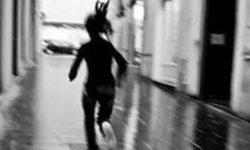 2 சிறுமிகள்  தப்பி ஓட்டம்