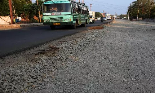 2 ஆண்டுகளுக்கு மேலாகியும் முடிவுக்கு வராத நெல்லை-தென்காசி நான்கு வழிச்சாலை பணி-சாலை பாதுகாப்புக்குழு கூட்டத்தில் காரசார விவாதம்