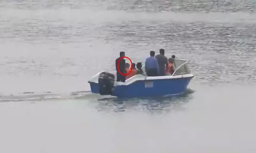 ஸ்ரீநகரில் சோனியா காந்தி: நைஜீன் ஏரியில் படகு பயணம்