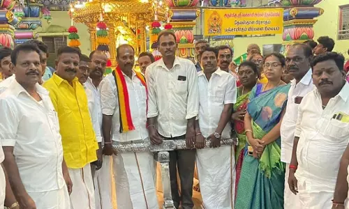 விஜயகாந்த் பிறந்த நாளை முன்னிட்டு தே.மு.தி.க.வினர் தங்கத்தேர் இழுத்தனர்