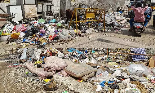 குப்பைபேட்டையாக மாறும் கொருக்குப்பேட்டை: குப்பை தொட்டிகளை அகற்றியதால் சாலை ஓரங்களில் கொட்டுகிறார்கள்