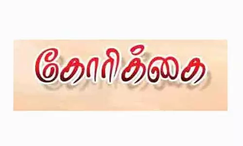 ரெயில் பெட்டிகள் எரிந்து கொண்டிருக்கும்போது கடந்து சென்ற பயணிகள் ரெயில்