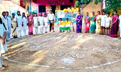 பாபா மெட்ரிக் பள்ளியில் சந்திரயான் கொண்டாட்டம்