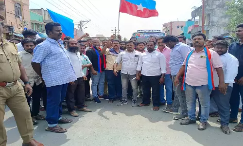 நெல்லிக்குப்பத்தில் சாலை விரிவாக்க பணி நெடுஞ்சாலைத் துறை அதிகாரிகளை கண்டித்து சாலை மறியல்