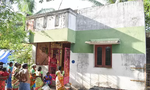 கடலூர் அருகே தனியார் ஆஸ்பத்திரி ஊழியர் வீட்டில் நாட்டு வெடிகுண்டு வீச்சு:3 பேர் சிக்கினர்-பரபரப்பு தகவல்கள்