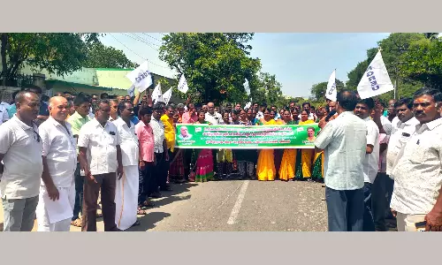 கோவையில் ரேஷன் கடை பணியாளர்கள் திடீர் ஆர்ப்பாட்டம்