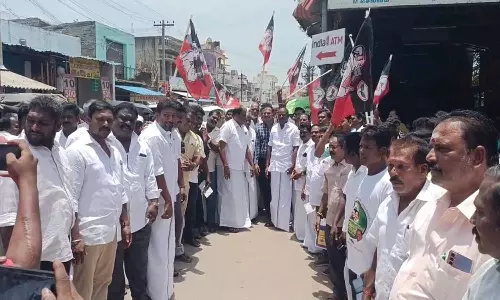 108 தேங்காய் உடைத்து அ.தி.மு.க வினர் கொண்டாட்டம்