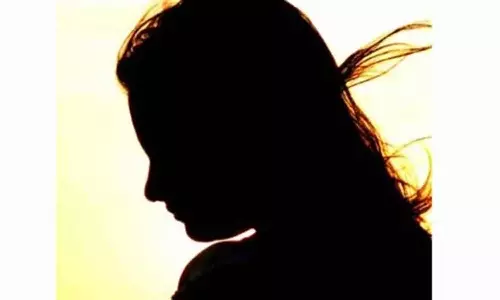 போலீஸ் சப்-இன்ஸ்பெக்டரை விபசாரத்திற்கு அழைத்த வாலிபர்- சாதாரண உடையில் சென்று அழகிகளை மீட்டார்