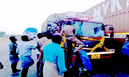 லாரிகள் மோதல்; டிரைவர் சாவு
