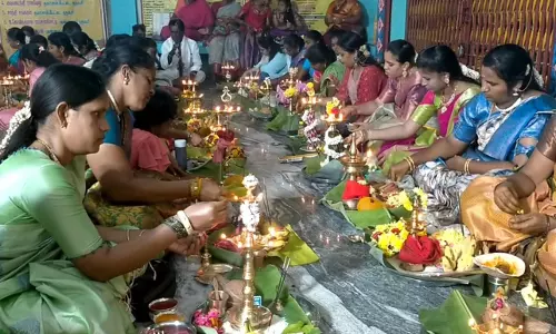 அங்காள பரமேஸ்வரி அம்மன்  கோவிலில் குத்துவிளக்கு பூஜை
