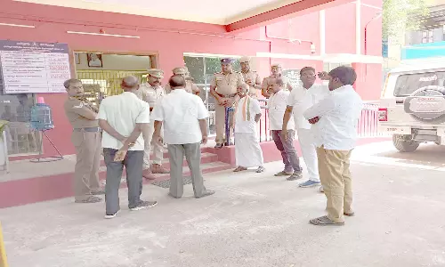 போலீஸ் நிலையத்தை காங்கிரஸ் கட்சியினர் முற்றுகை