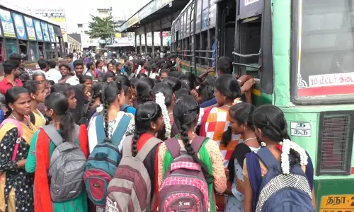 போதிய பேருந்துவசதியின்றி காரிமங்கலம் கல்லூரி மாணவிகள் தவிப்பு