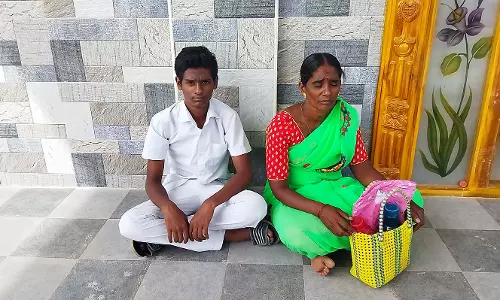 பி.டி.ஓ. அலுவலகத்தில் மகனுடன், தாய் தர்ணா